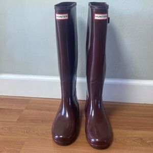 Hunter Women’s Glossy Tall Rain Boots in ‘Merlot’
Size 8